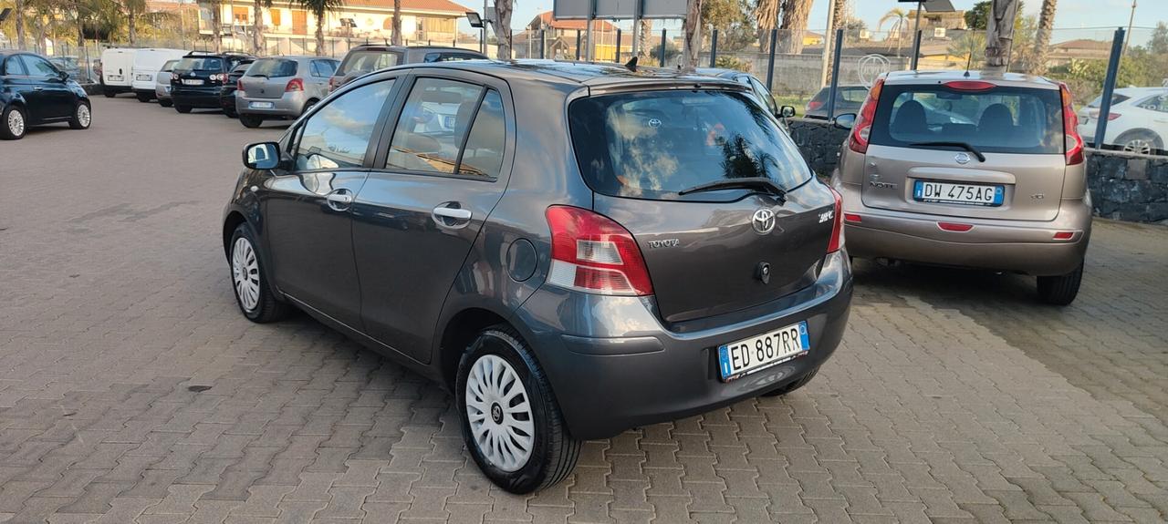 Toyota Yaris 1.0 5 porte benzina da vetrina