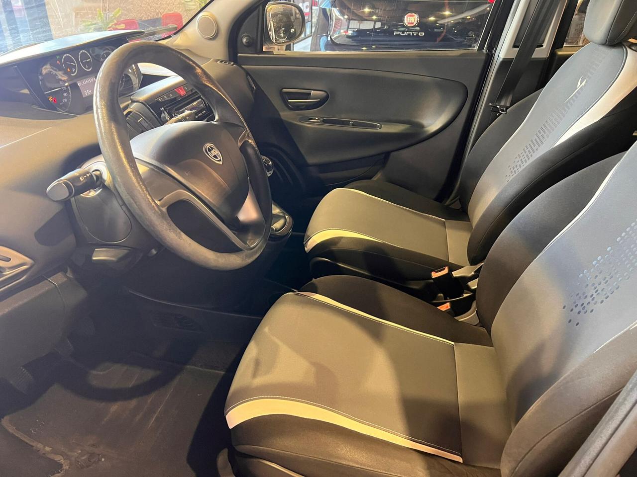 Lancia Ypsilon 1.2 69 CV 2015 NEOPATENTATO