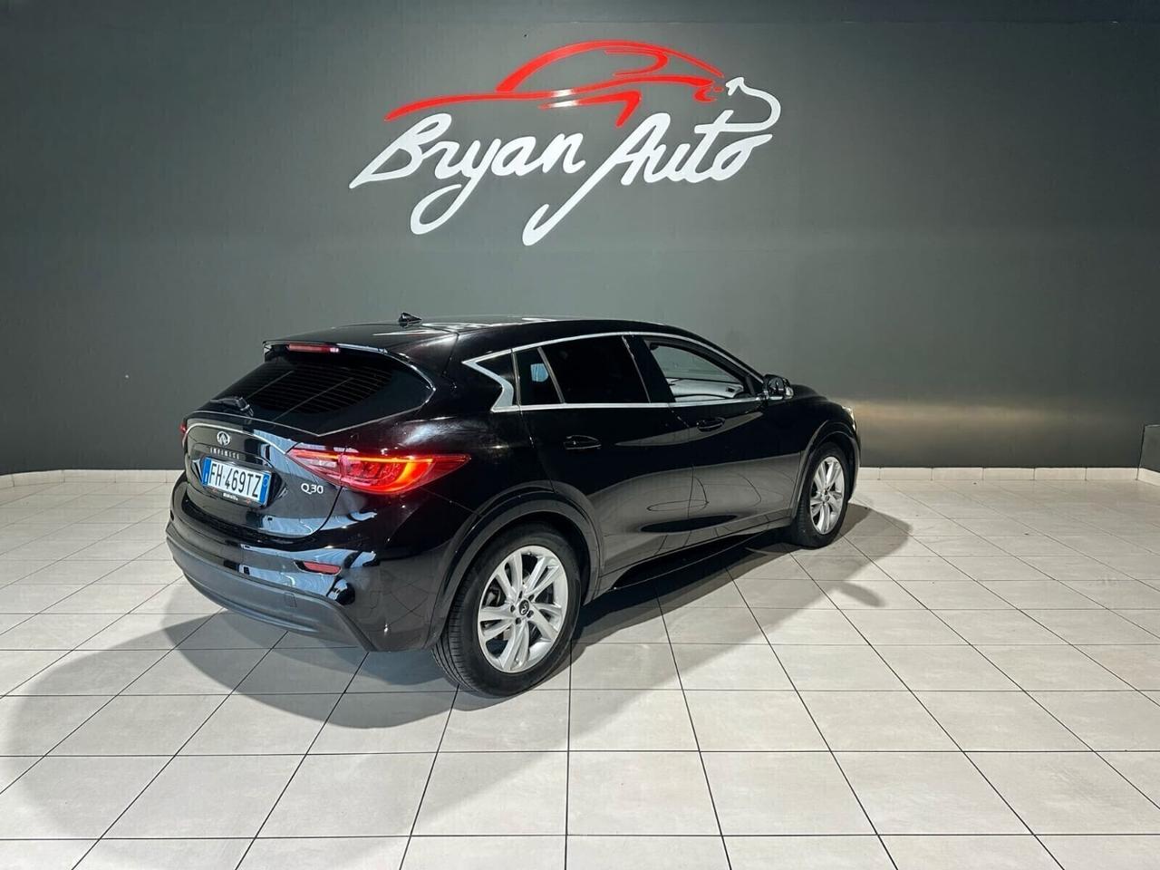 Infiniti Q30 1.5 diesel Premium Tech GALLERY WHITE