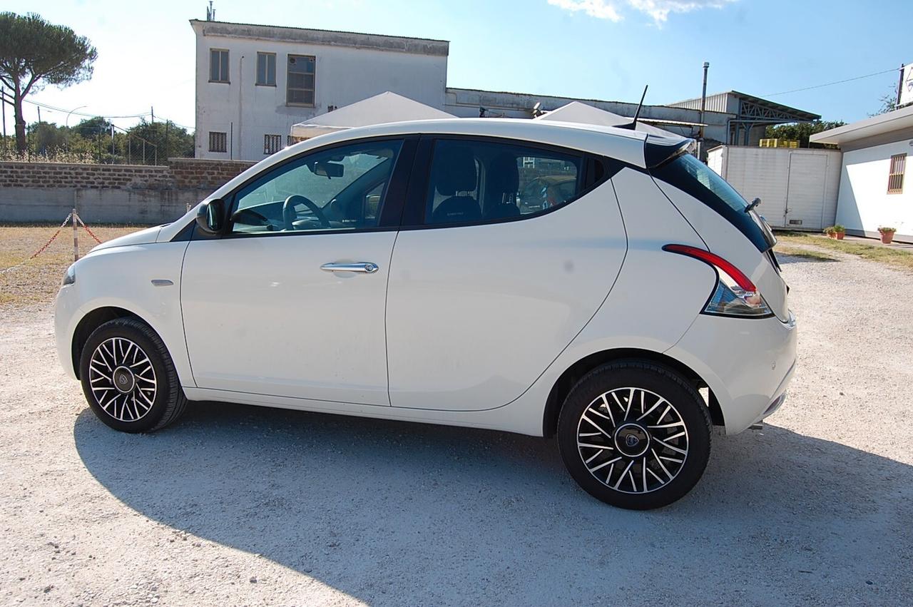Lancia Ypsilon 1.0 FireFly 5 porte S&S Hybrid Platino