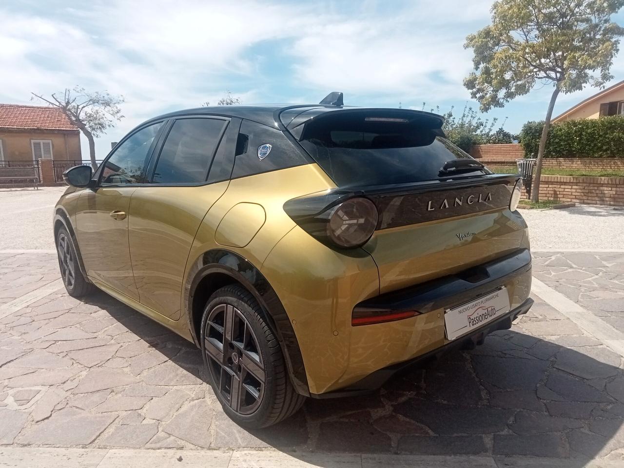 Lancia Ypsilon Hybrid e-DCT LX 2024