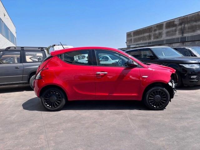 Lancia Ypsilon 1.0 FireFly 5 porte S&S Hybrid Silver