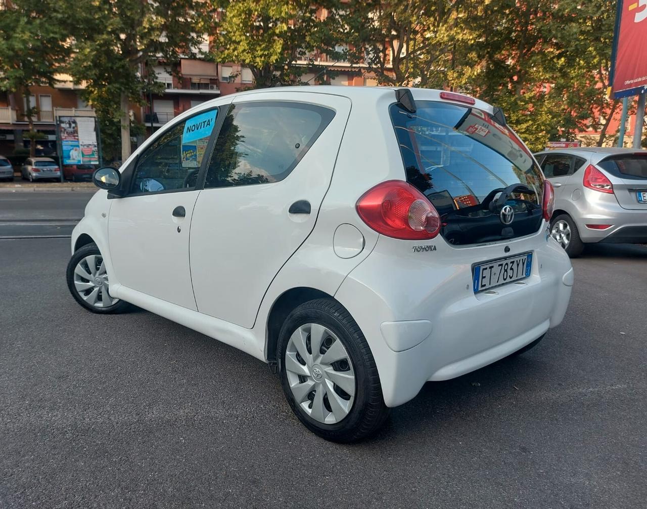 Toyota Aygo - con SENSORI DI PARCHEGGIO