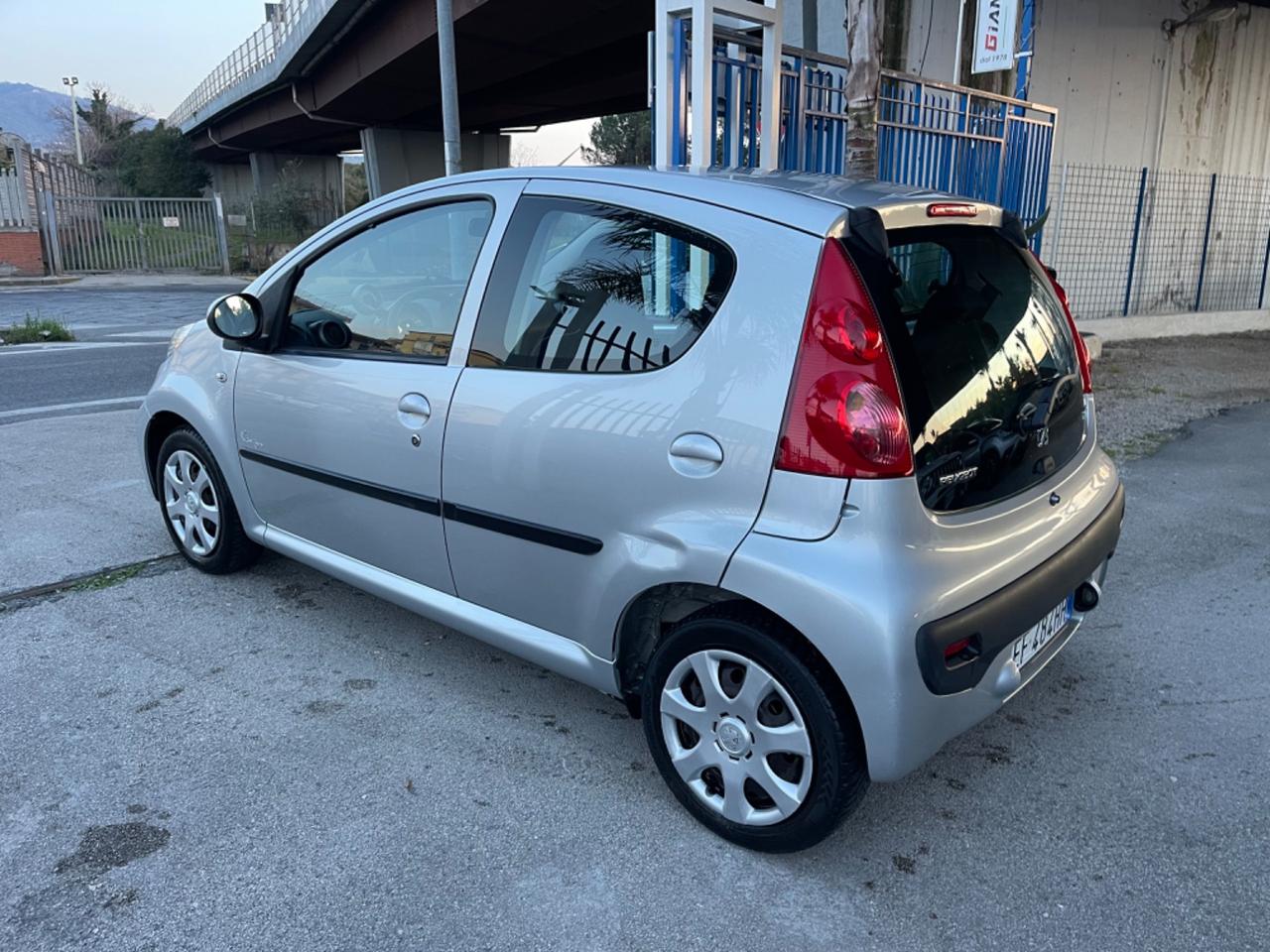 Peugeot 107 1.0 68CV 5p Sweet years 2011