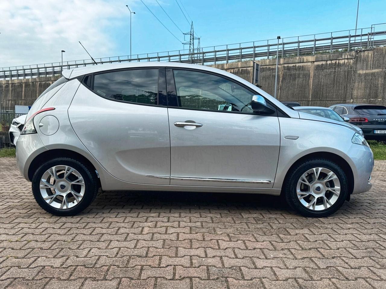 Lancia Ypsilon 1.2 69 CV 5 porte Platinum OK NEOPATENTATI