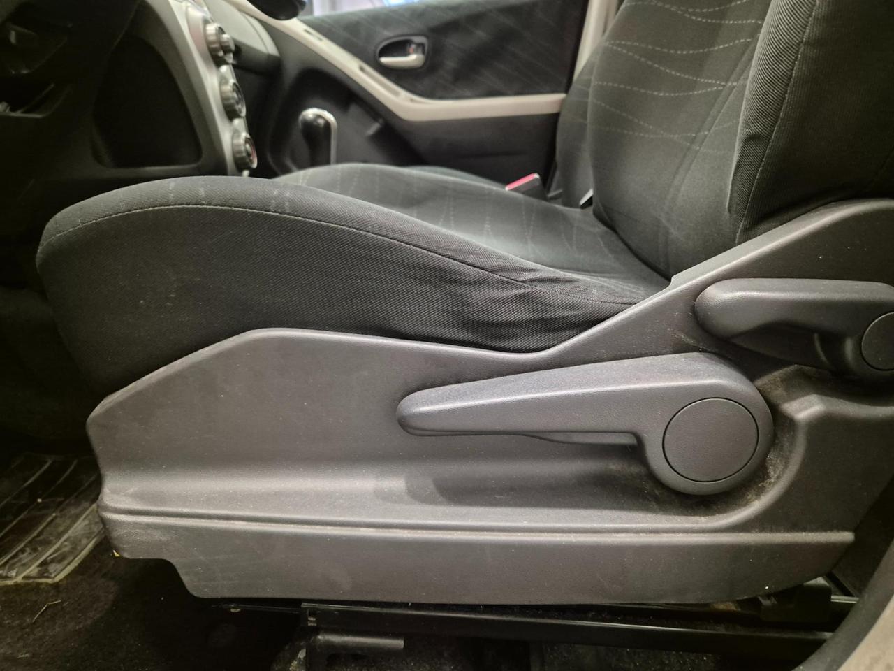 Toyota Yaris 5p 1.3 Navy - NEOPATENTATI - Navi - Clima