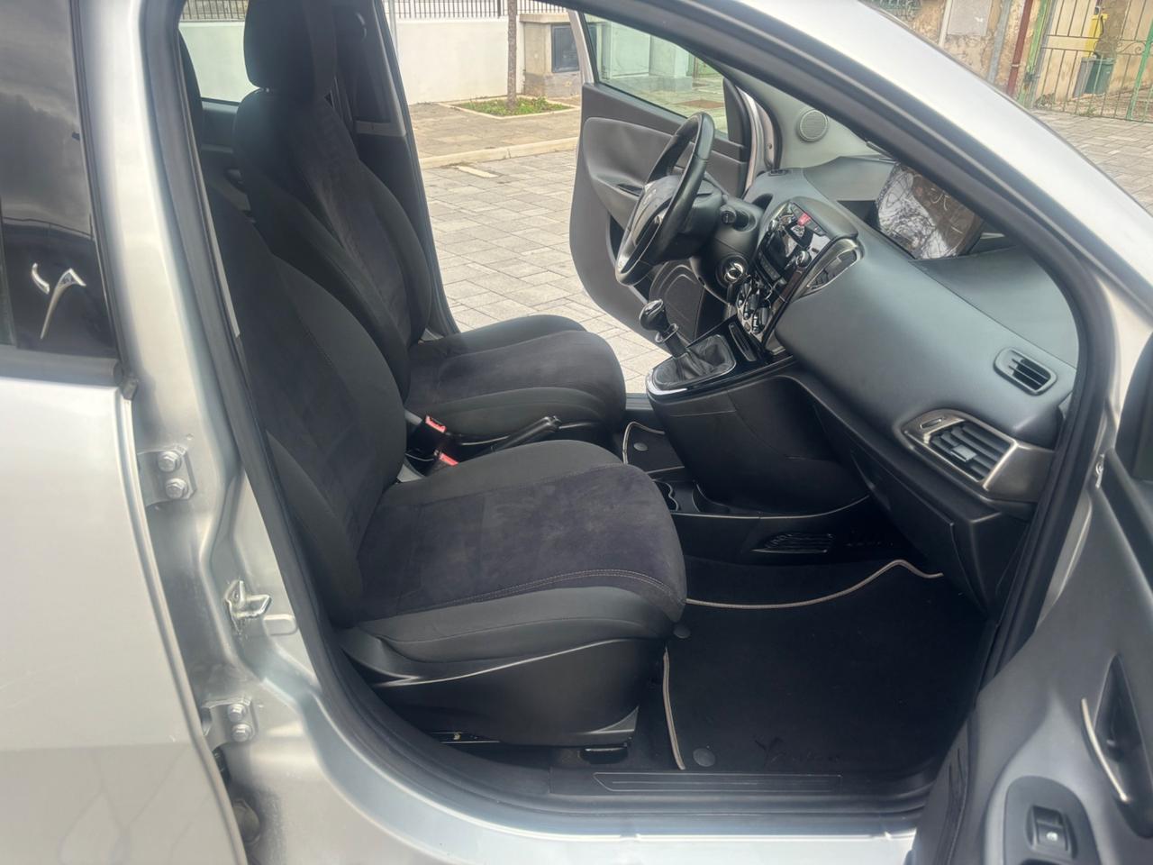 Lancia Ypsilon 1.2 69 CV 5 porte Gold