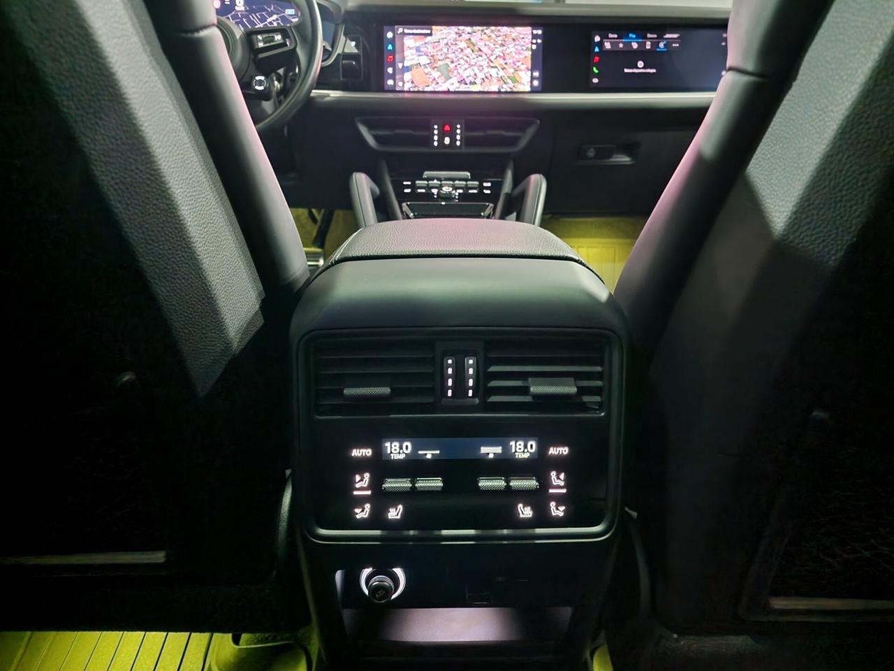 Porsche Cayenne Coupé 3.0 V6 E-Hybrid Iva esposta.
