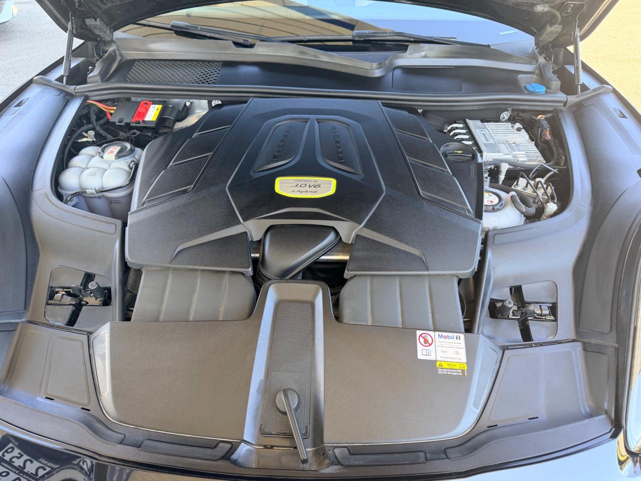 Porsche Cayenne Coupé 3.0 V6 E-Hybrid Platinum Edition