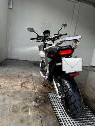 Honda X-ADV con tasto G