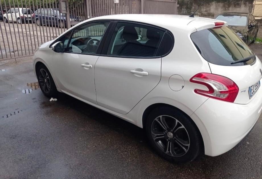 Peugeot 208 1.4 HDi 68 CV 5 porte Allure