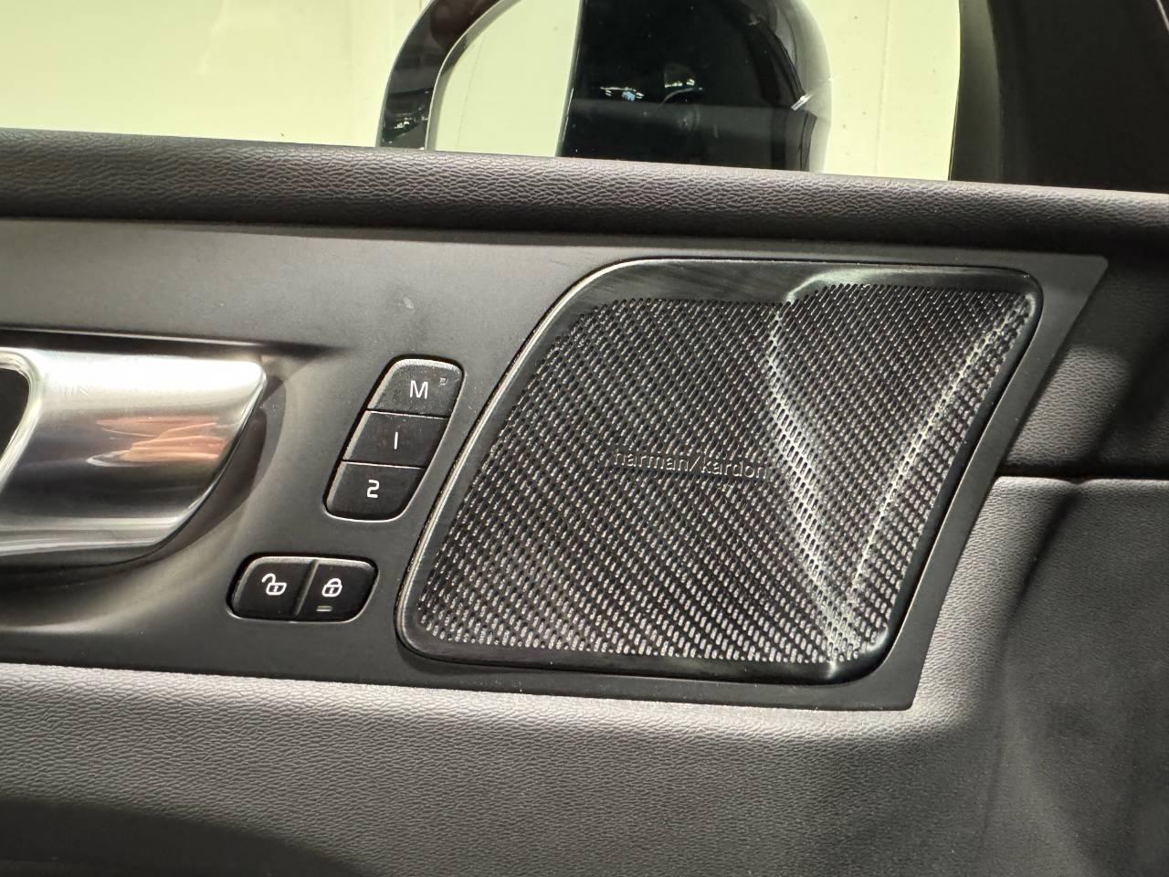 VOLVO XC60 B5 PLUS DARK AWD AUTO