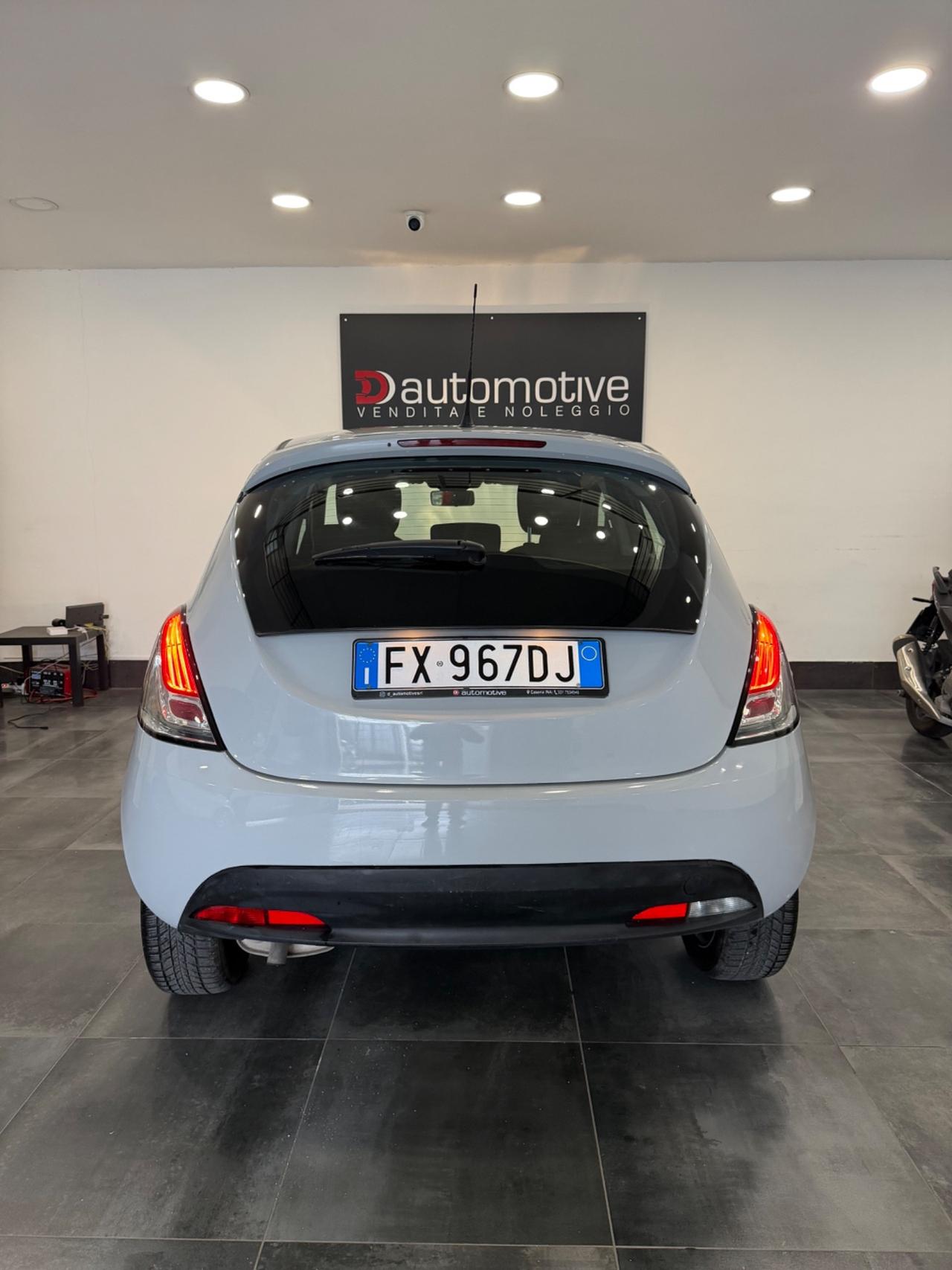 Lancia Ypsilon Elefantino Blu Gpl casa madre