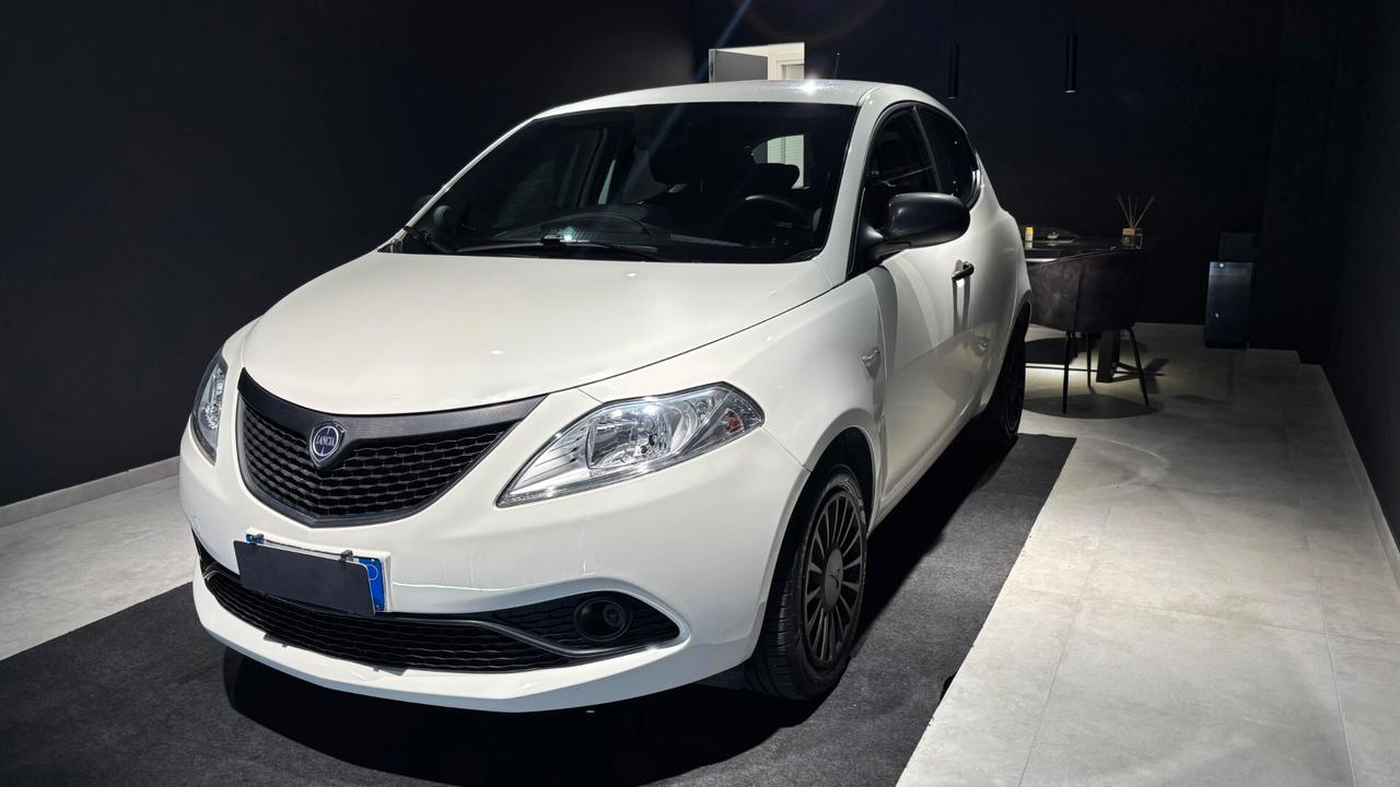 Lancia Ypsilon 1.0 FireFly 5 porte S&S Hybrid Ecochic Silver