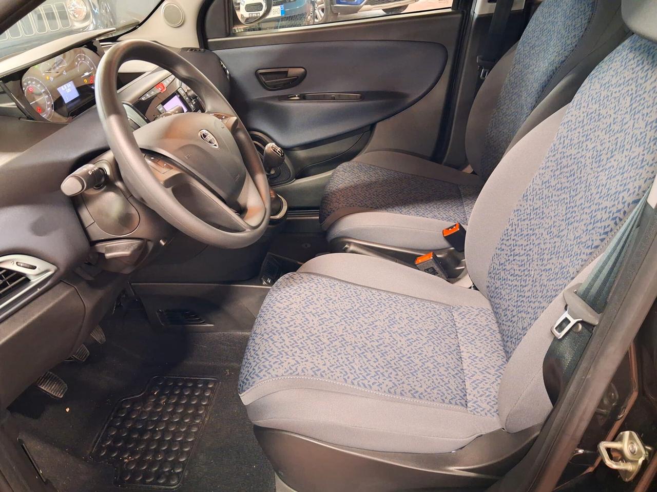 Lancia Ypsilon 1.0 FireFly 5 porte S&S Hybrid Silver