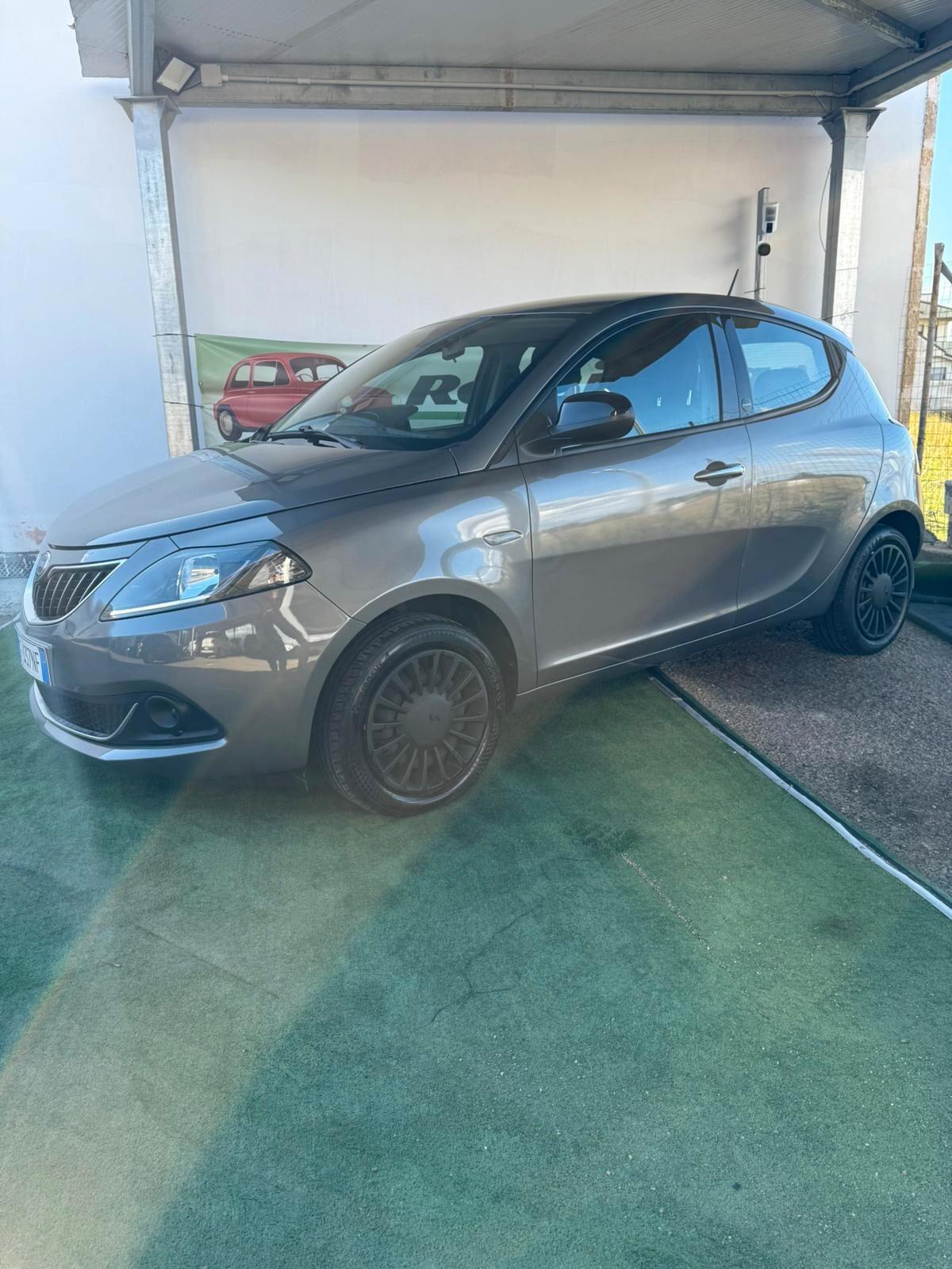 Lancia Ypsilon 1.0 FireFly 5 porte S&S Hybrid Ecochic Silver