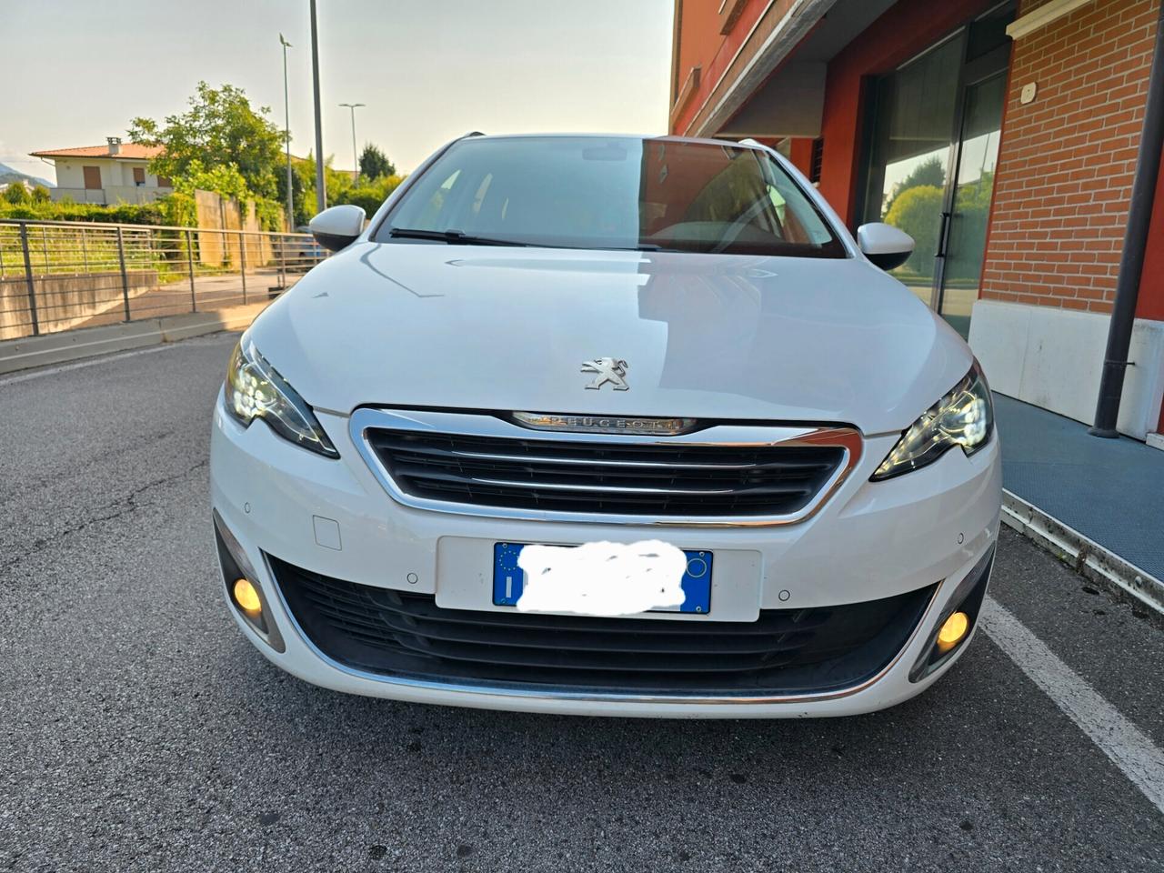 Peugeot 308 BlueHDi 120 S&S EAT6 SW Allure