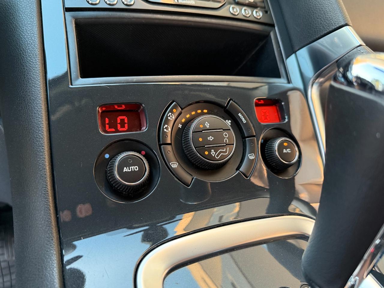 Peugeot 3008 1.6 eHDi AUTOMATIC NAVI LED - 2015