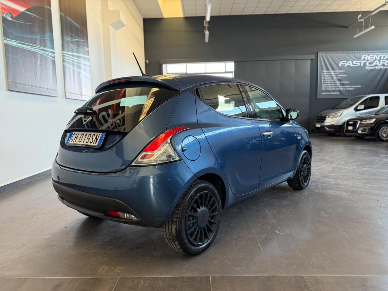 Lancia Ypsilon 1.0 FireFly S&S Hybrid Ecochic Silver