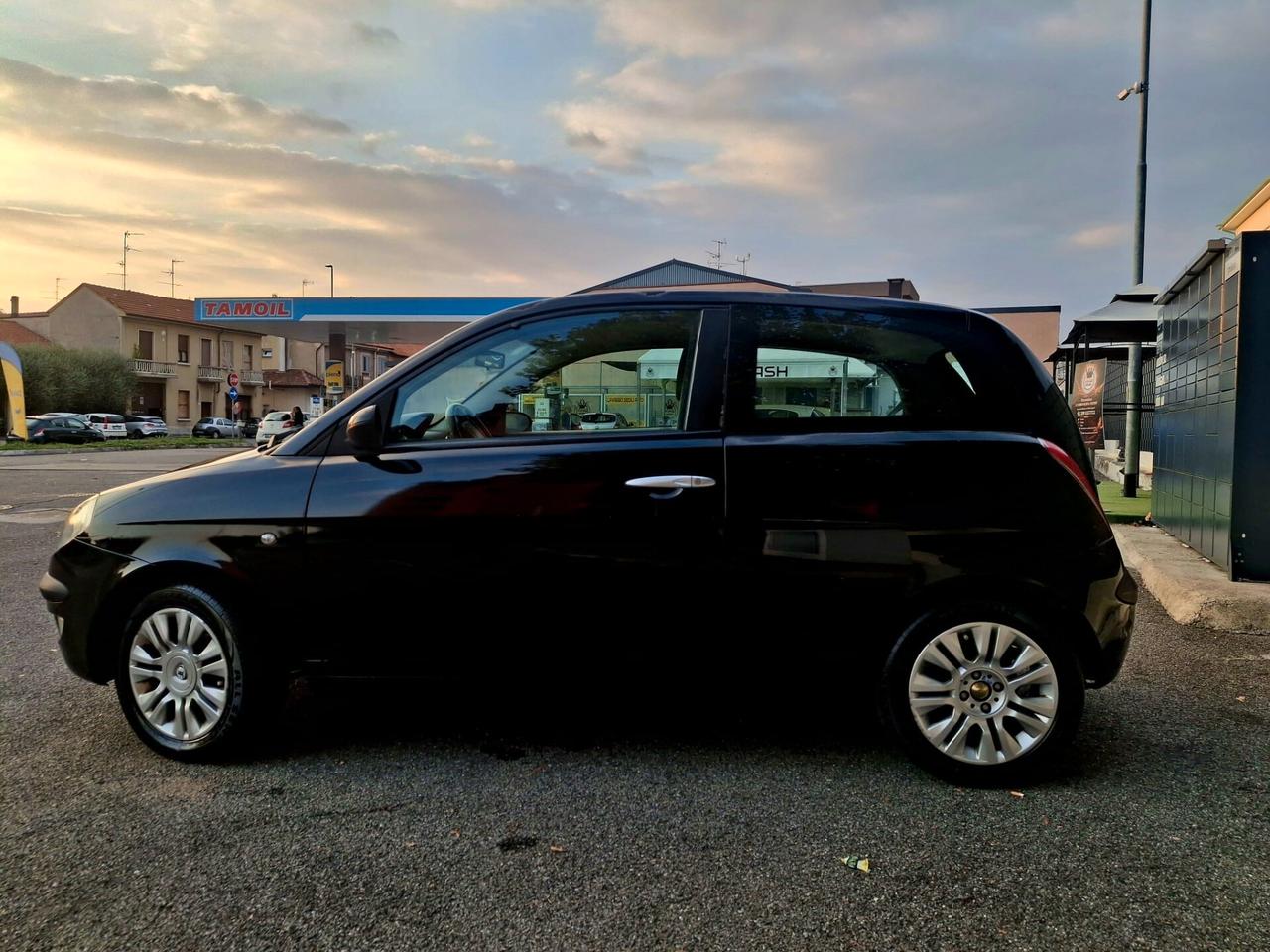 Lancia Ypsilon 1.2 Momo Design