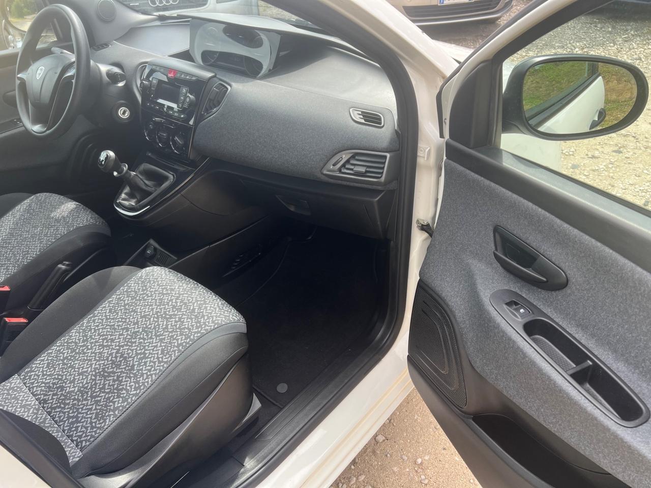 Lancia Ypsilon 1.2 69 CV Platinum NEOPATENTATI PERMUTE RATE GARANZIA