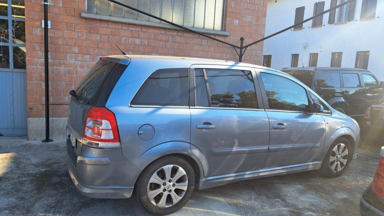 Opel Zafira 1.8 16V VVT Cosmo