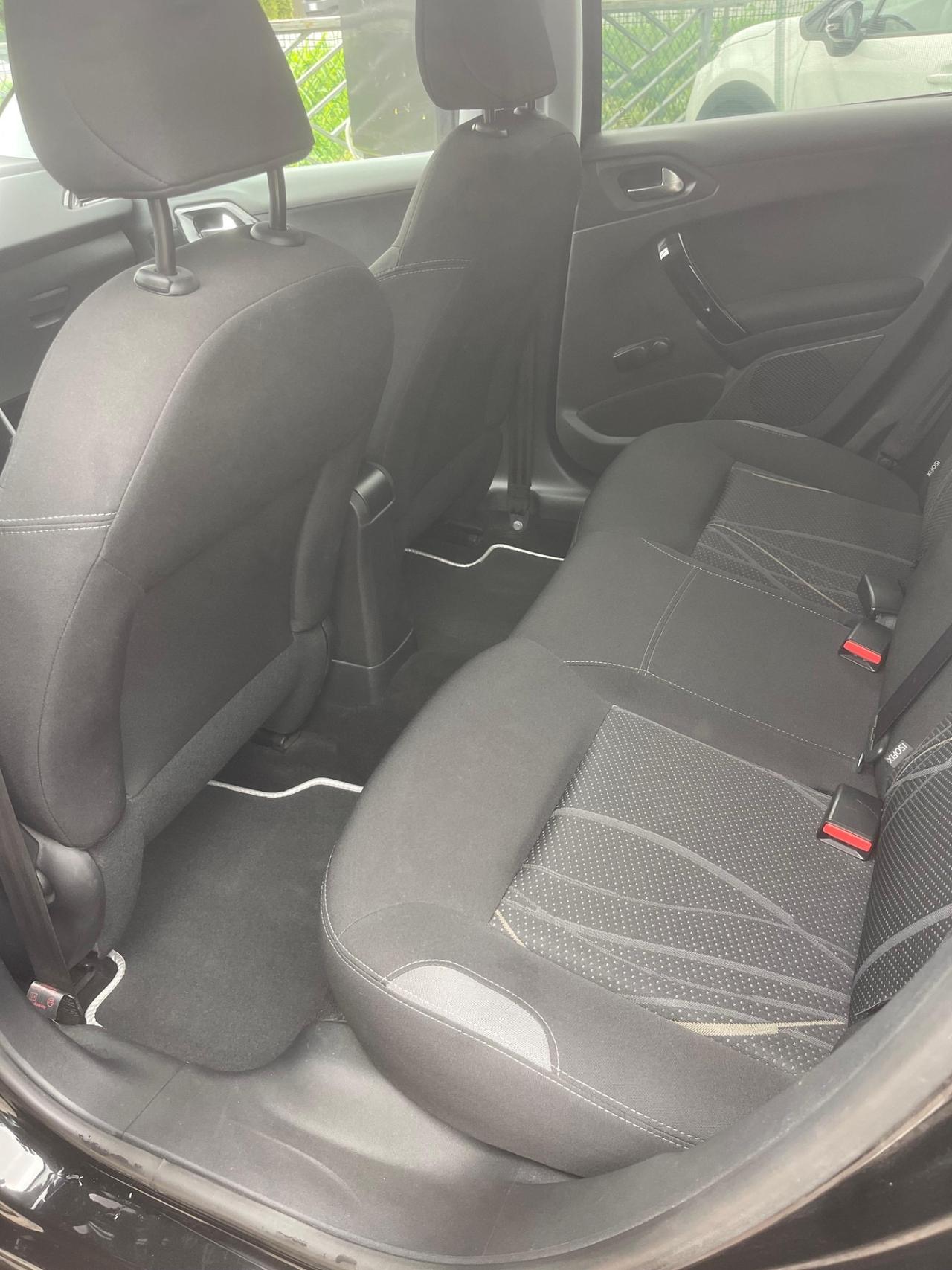 Peugeot 208 1.6 e-HDi 92 CV Stop&Start robotizzato 5 porte Allure