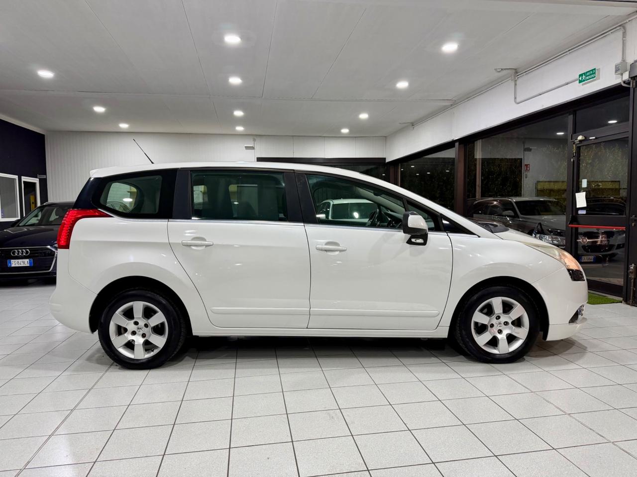 Peugeot 5008 1.6 e-HDi 112CV Stop&Start cambio robotizzato Family