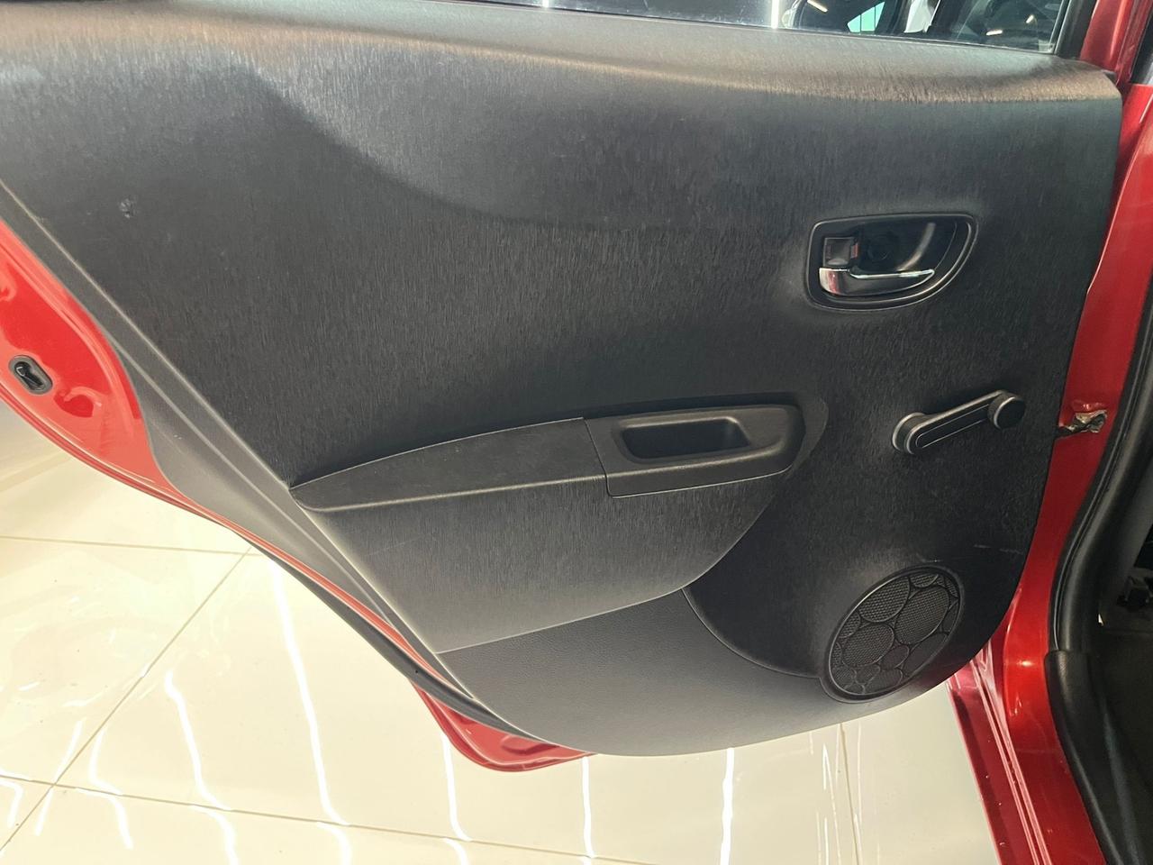Toyota Yaris 1.4 D-4D 5 porte Lounge TETTO OK NEOPATENTATI