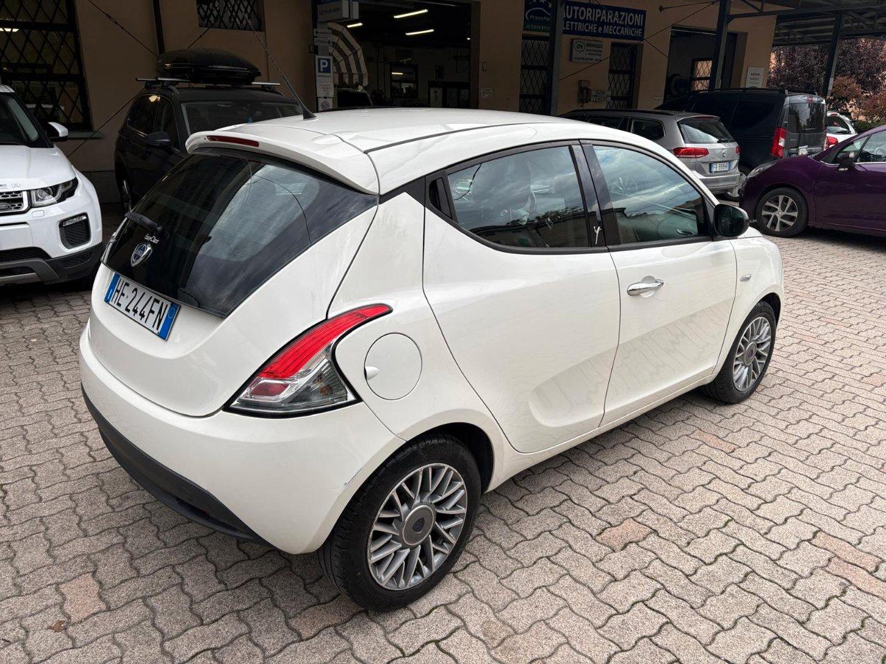 Lancia Ypsilon 5 Porte Ypsilon 1.2 8v Silver 69cv OK NEOPATENTATO