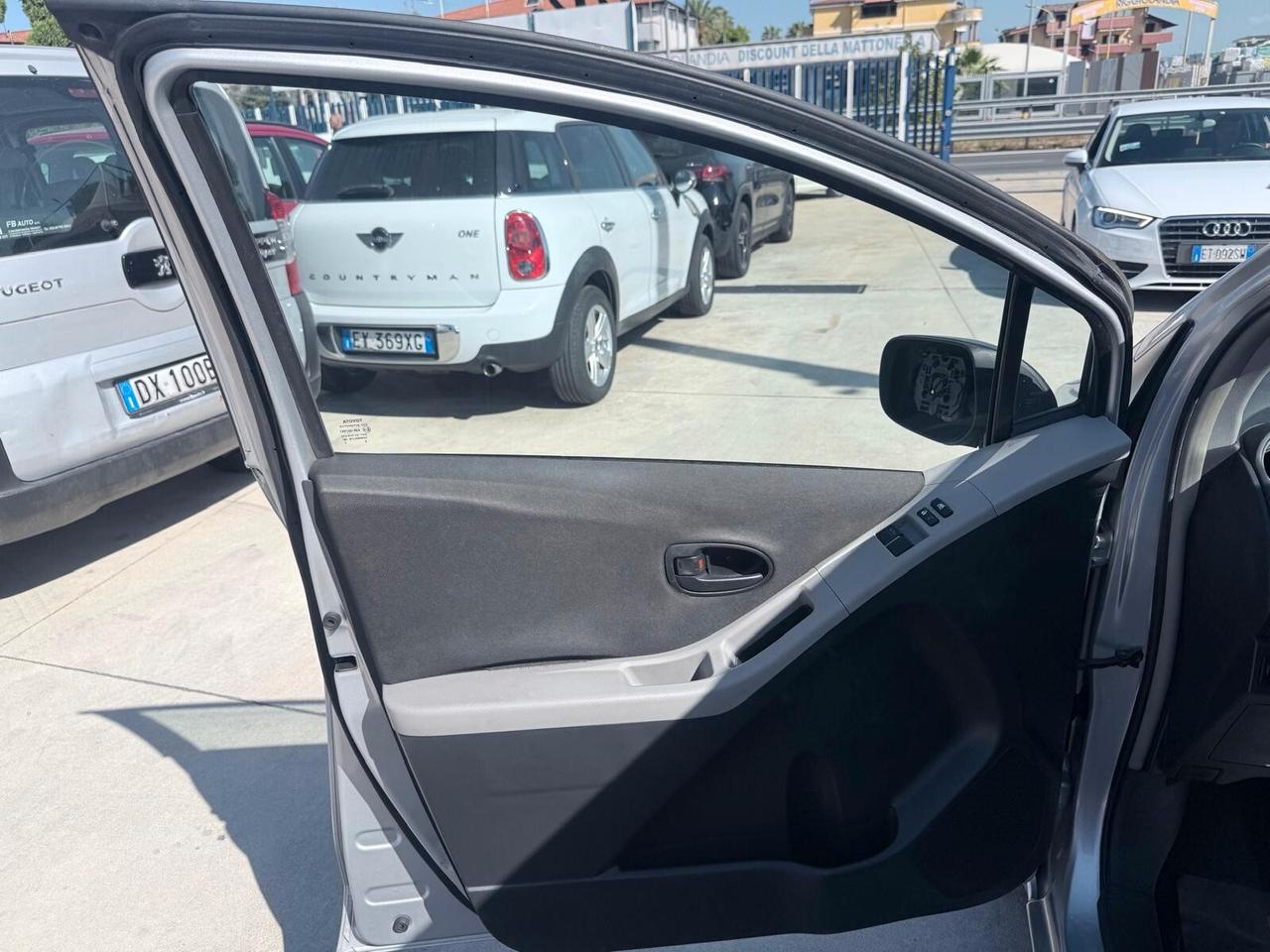 Toyota Yaris 1.0 5 porte Luxury pack