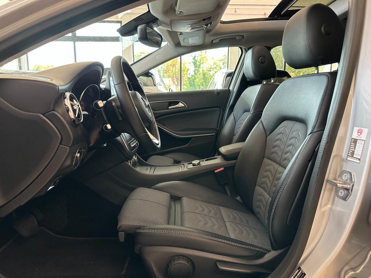 MERCEDES - BENZ GLA 180 d AUTO *TETTO*NEOPATENTATI*CAMERA*