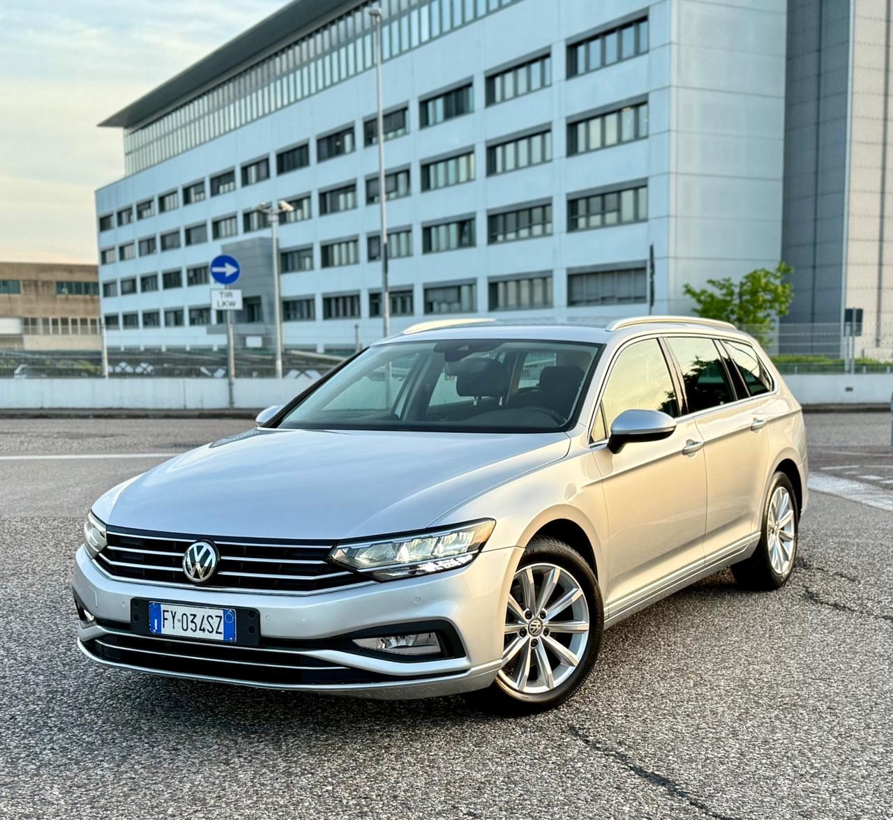 Volkswagen Passat Variant 1.6 TDI SCR DSG Business BMT