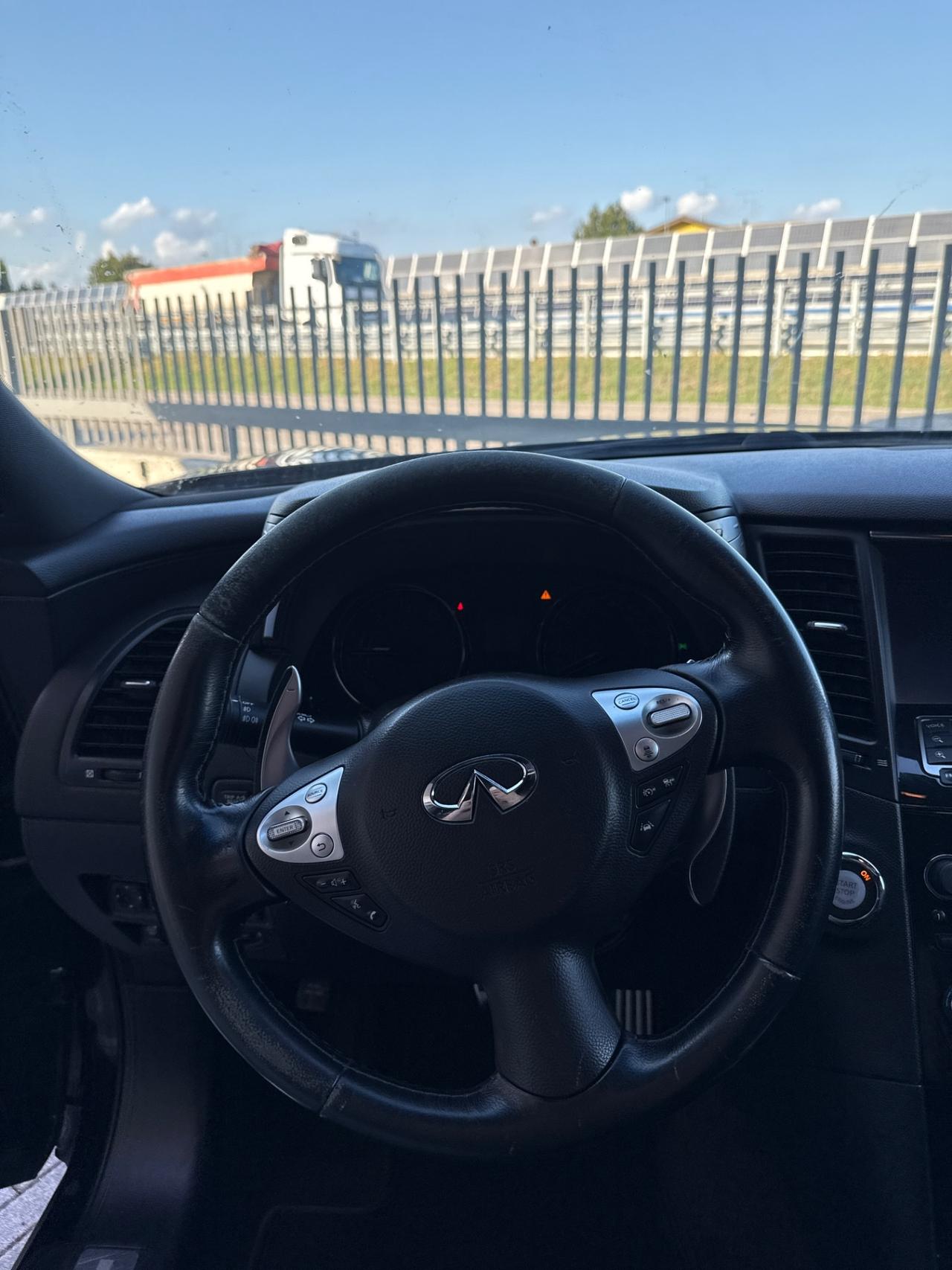 Infiniti QX70 3.0 diesel V6 AT S Design
