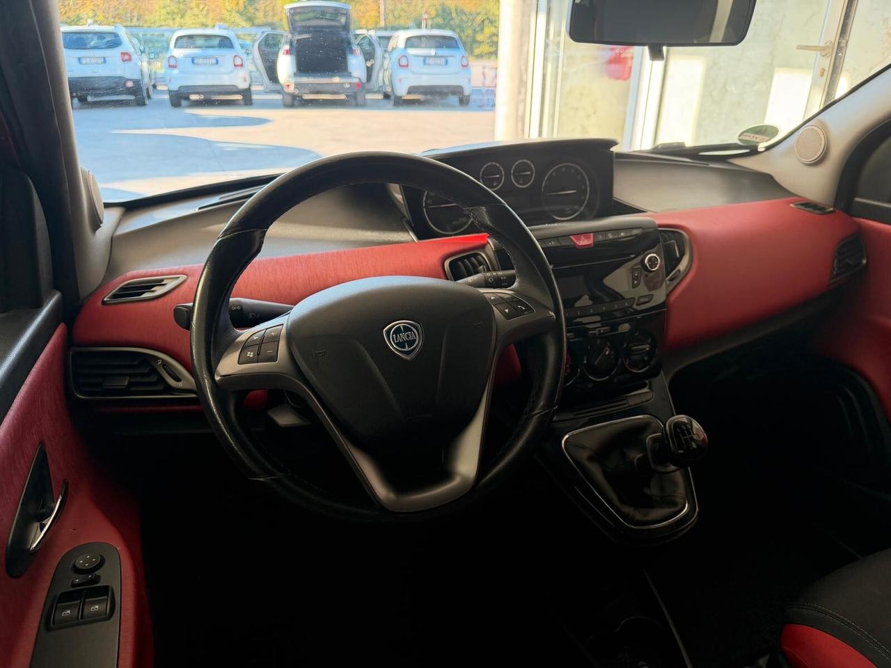 Lancia Ypsilon 1.2 69 CV 5 porte S&S Black&Red