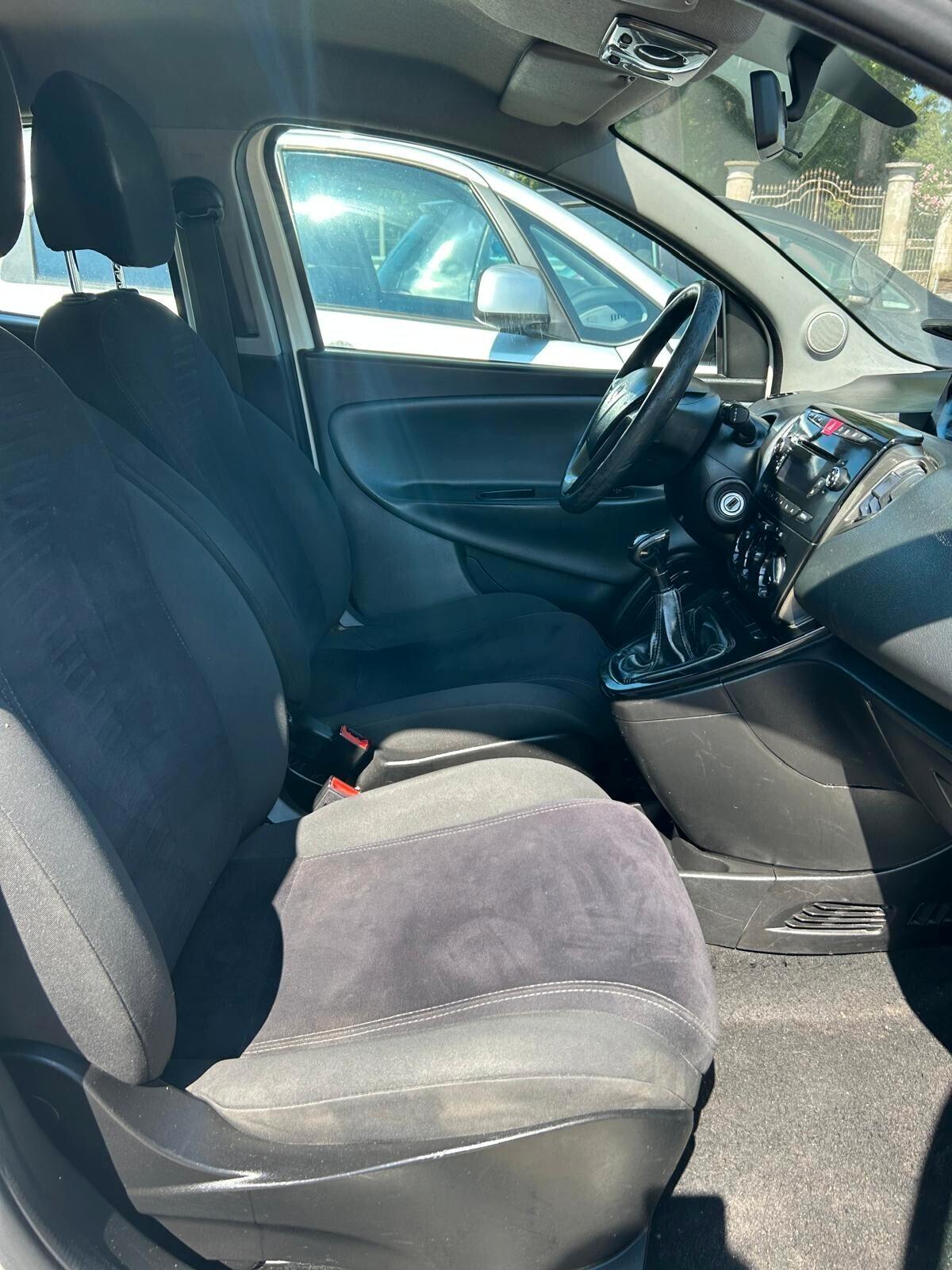 Lancia Ypsilon 1.3 MJT 16V 95 CV 5 porte S&S Elle ok neo patentati