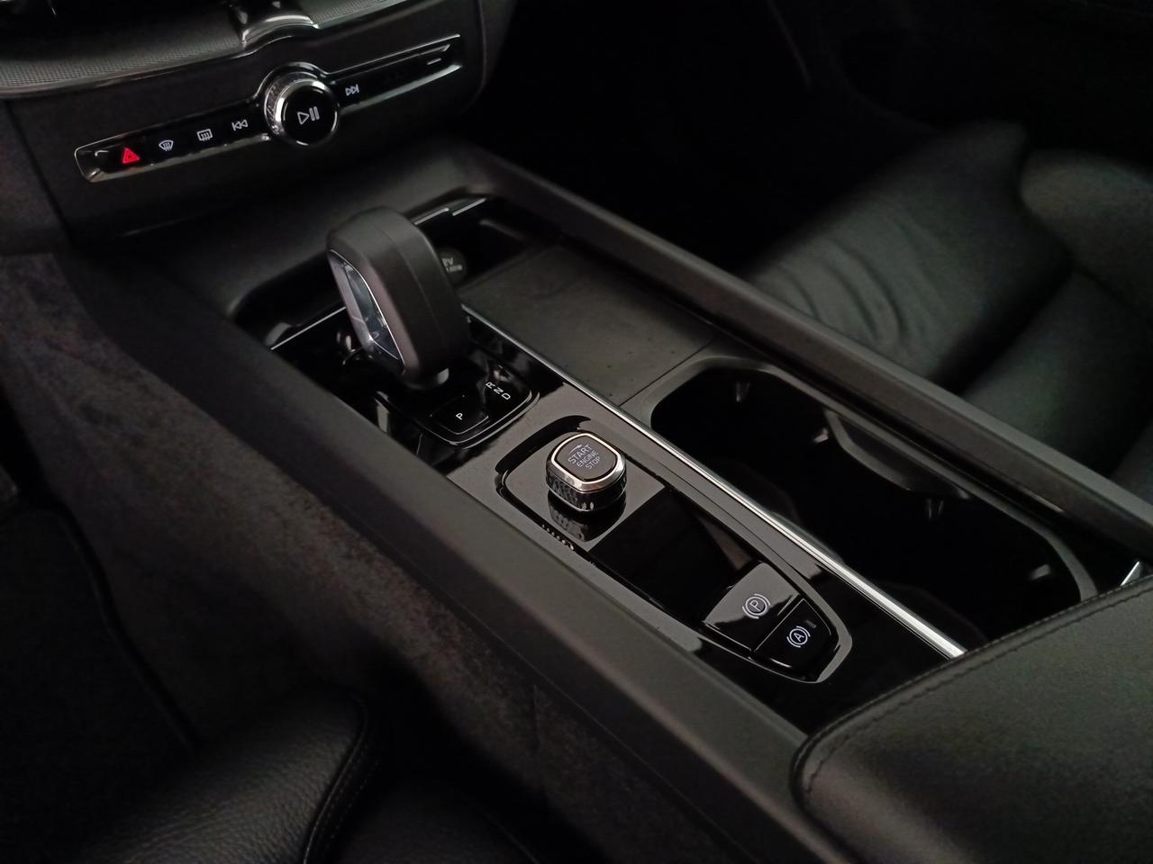 VOLVO XC60 2.0 b4 Plus Dark auto