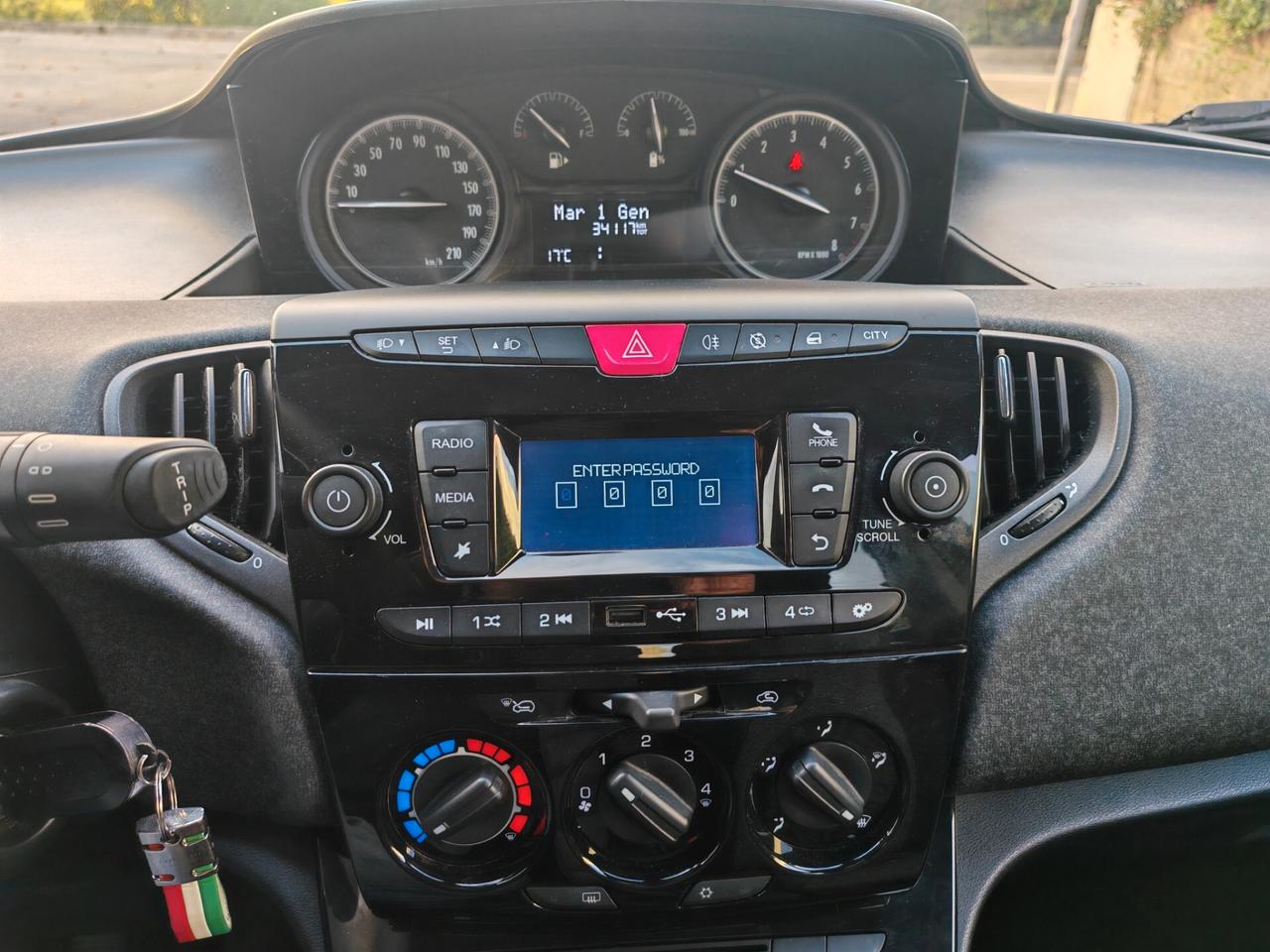 Lancia Ypsilon 5 porte Hybrid Incidentata