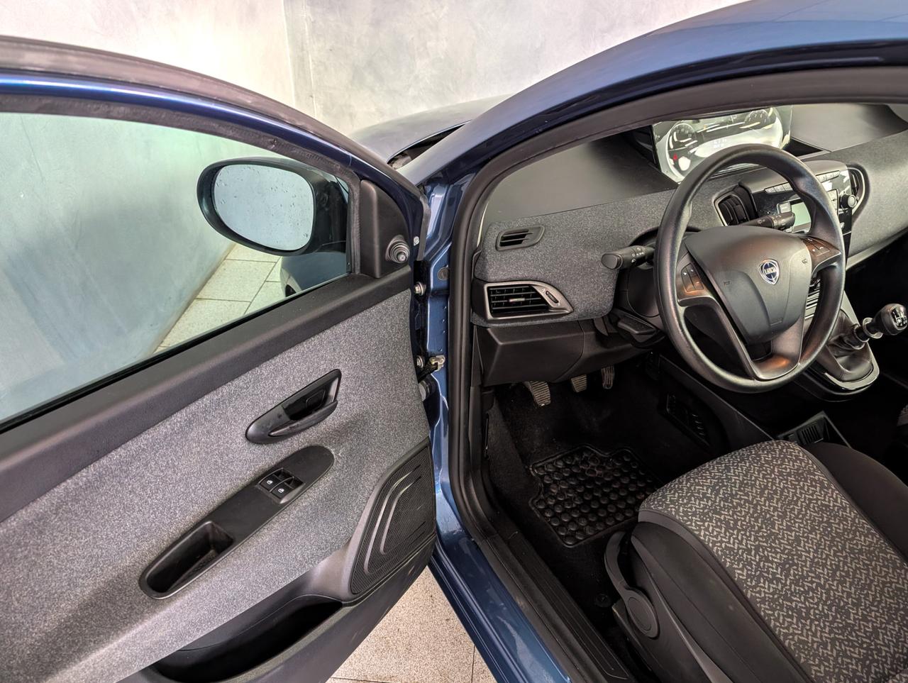 Lancia Ypsilon 1.0 Hybrid 70cv Silver