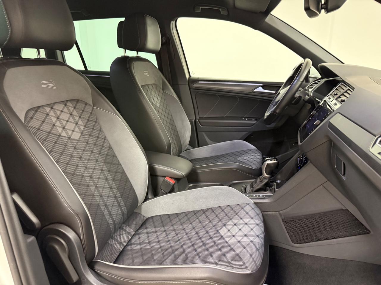 Volkswagen Tiguan 2.0 TDI 150 CV DSG R-Line retro camera, luci ambiente