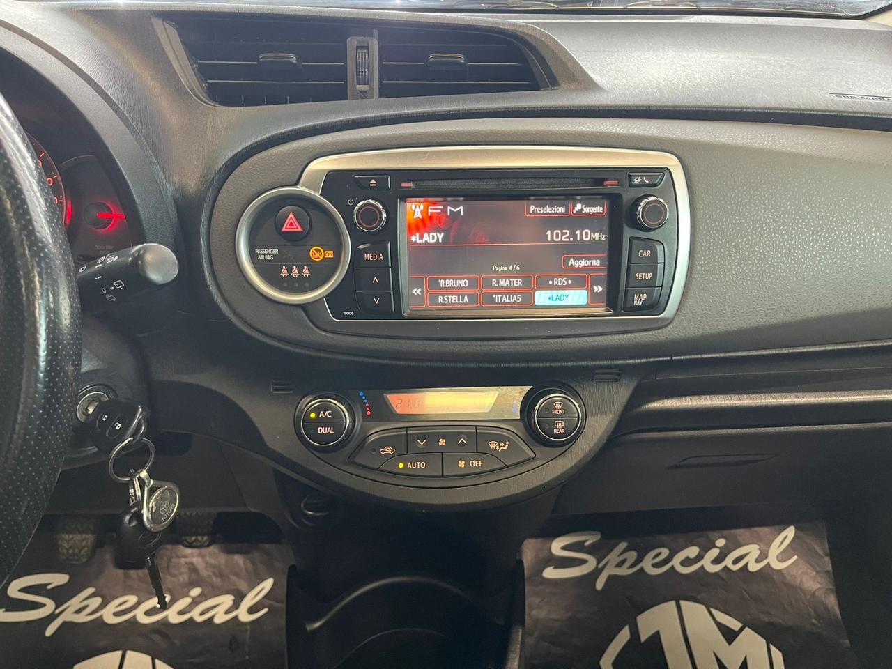 Toyota Yaris 1.4 D-4D 5 porte Lounge TETTO OK NEOPATENTATI