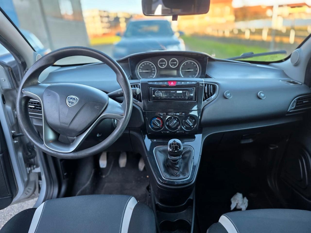 Lancia Ypsilon 0.9 TwinAir 85 CV 5 porte Metano Ecochic Silver