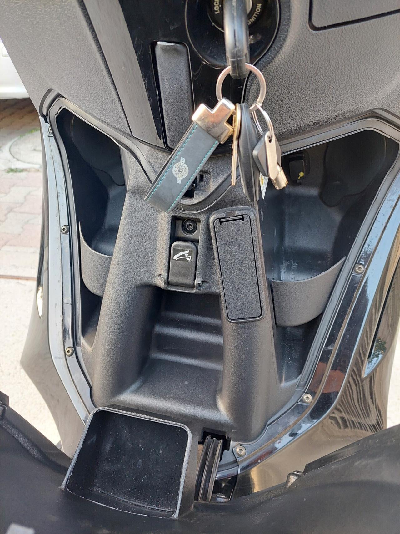 BEVERLY 350 MODELLO POLICE ABS SRS GOMME NUOVISSIME CON FERMO AMM. NUOVISSIMO