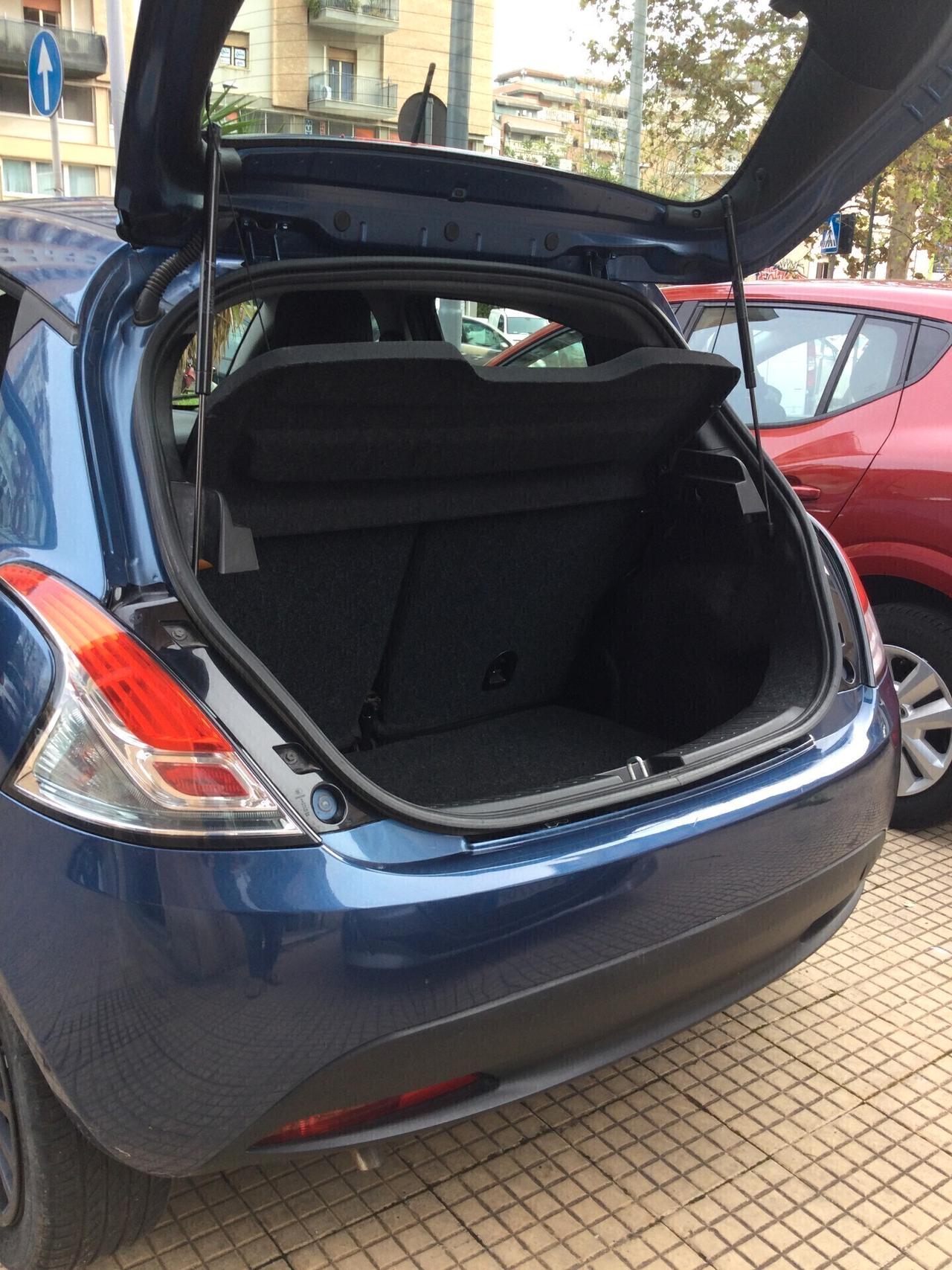 Lancia Ypsilon 1.0 FireFly 5 porte S&S Hybrid Ecochic Silver