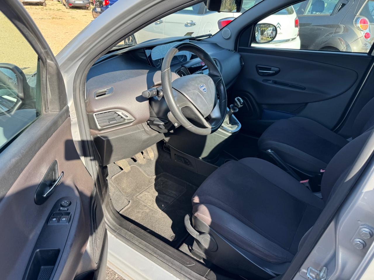 Lancia Ypsilon 1.2 69 CV 5 porte S&S Platinum NEOPATENTATI