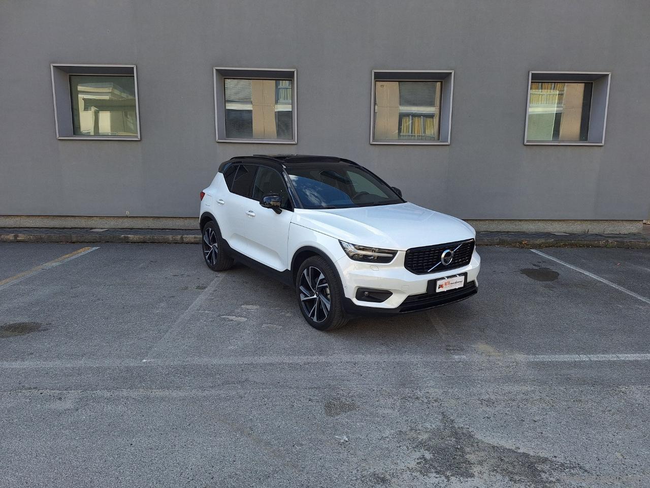 VOLVO XC40 D4 AWD R-design TETTO TAGLIANDI VOLVO UFF 360