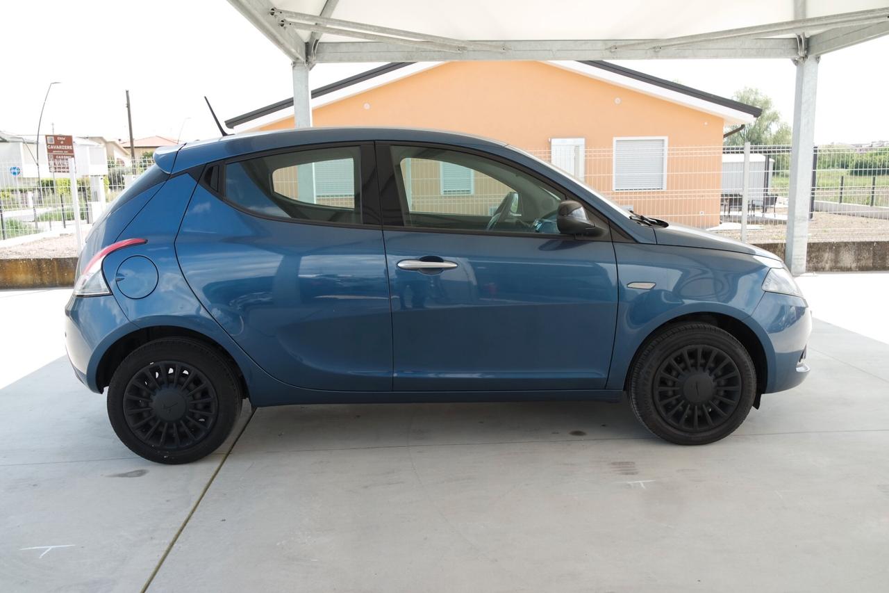Lancia Ypsilon 1.0 FireFly 5 porte S&S Hybrid Ecochic Silver
