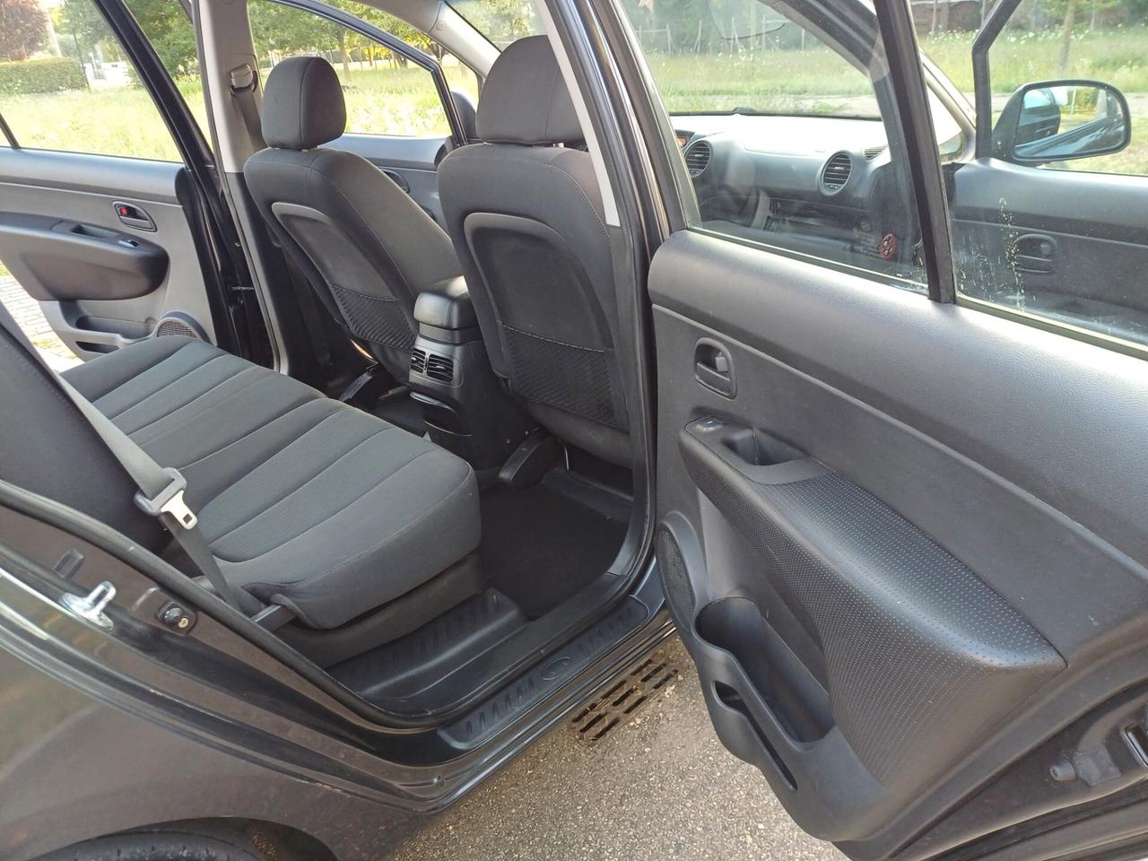 Kia Carens 2.0 CVVT LX Family
