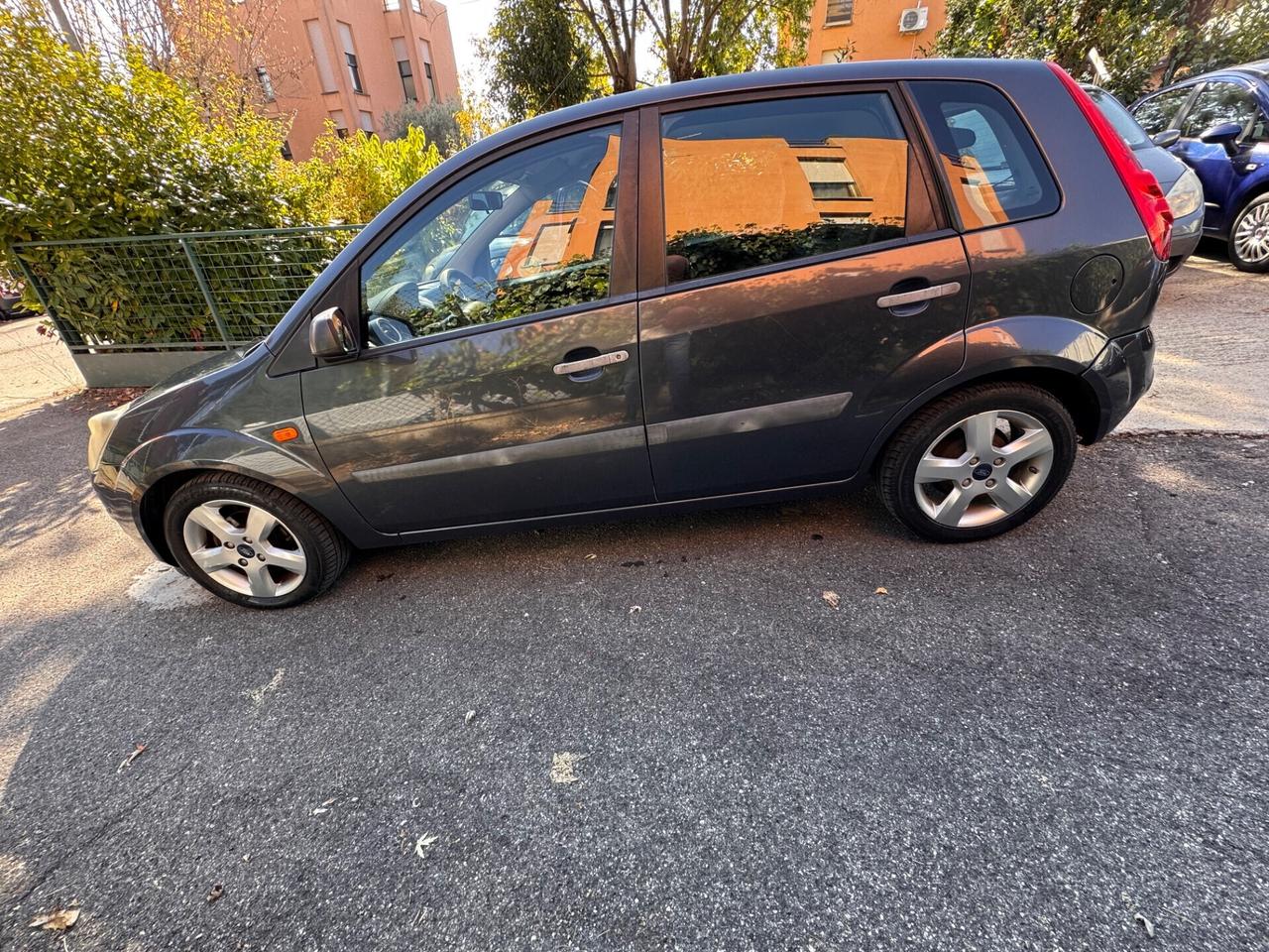 Ford Fiesta 1.4 16V 5p. Ghia