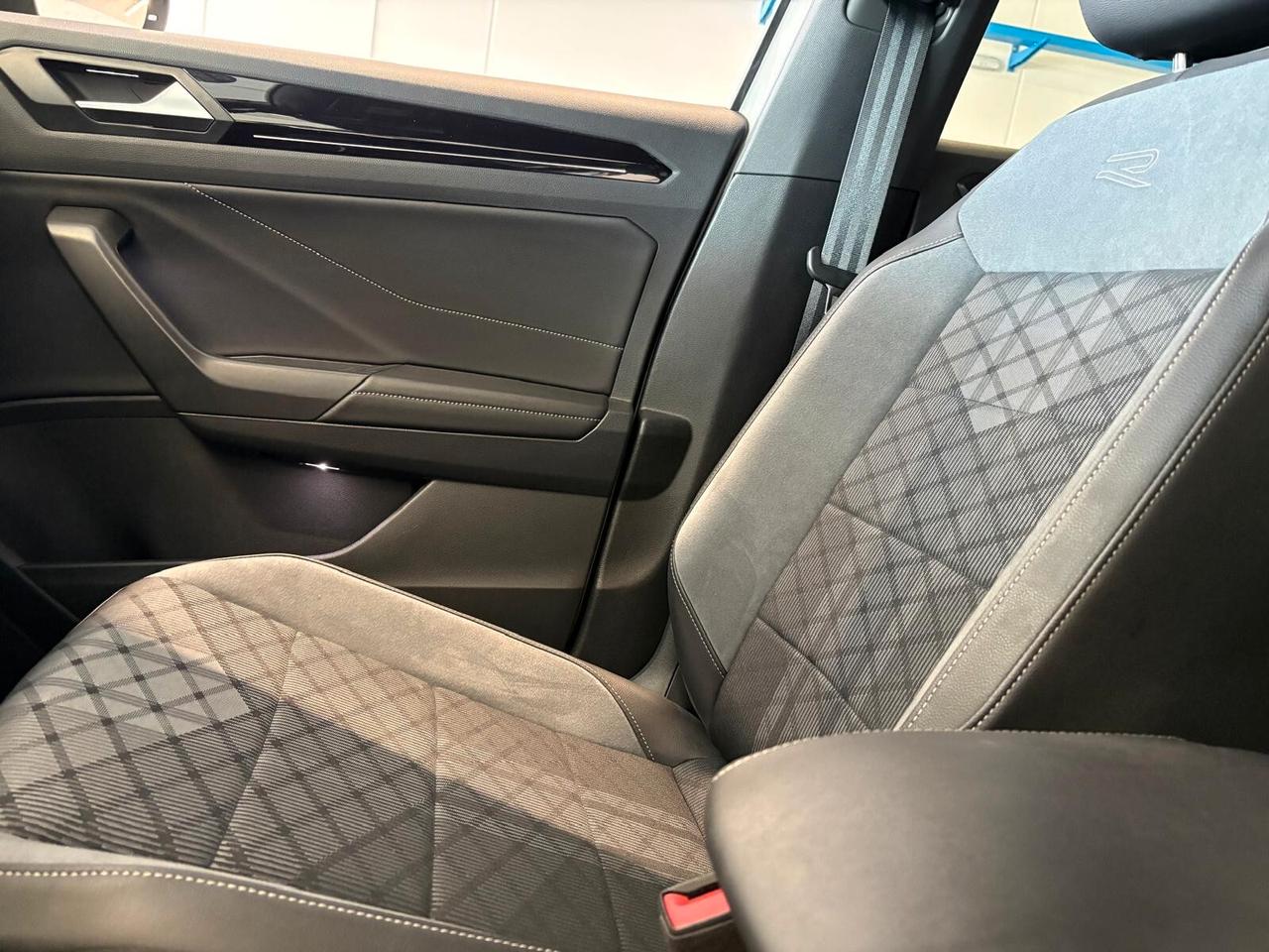 Volkswagen T-Roc R LINE 1.5 TSI ACT DSG UNICO PR.